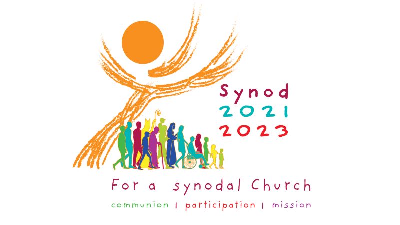 Logo Weltsynode 2021-2023 bunte Menschen-Silhouetten verschiedenen Alters, darüber eine gelbe Figur