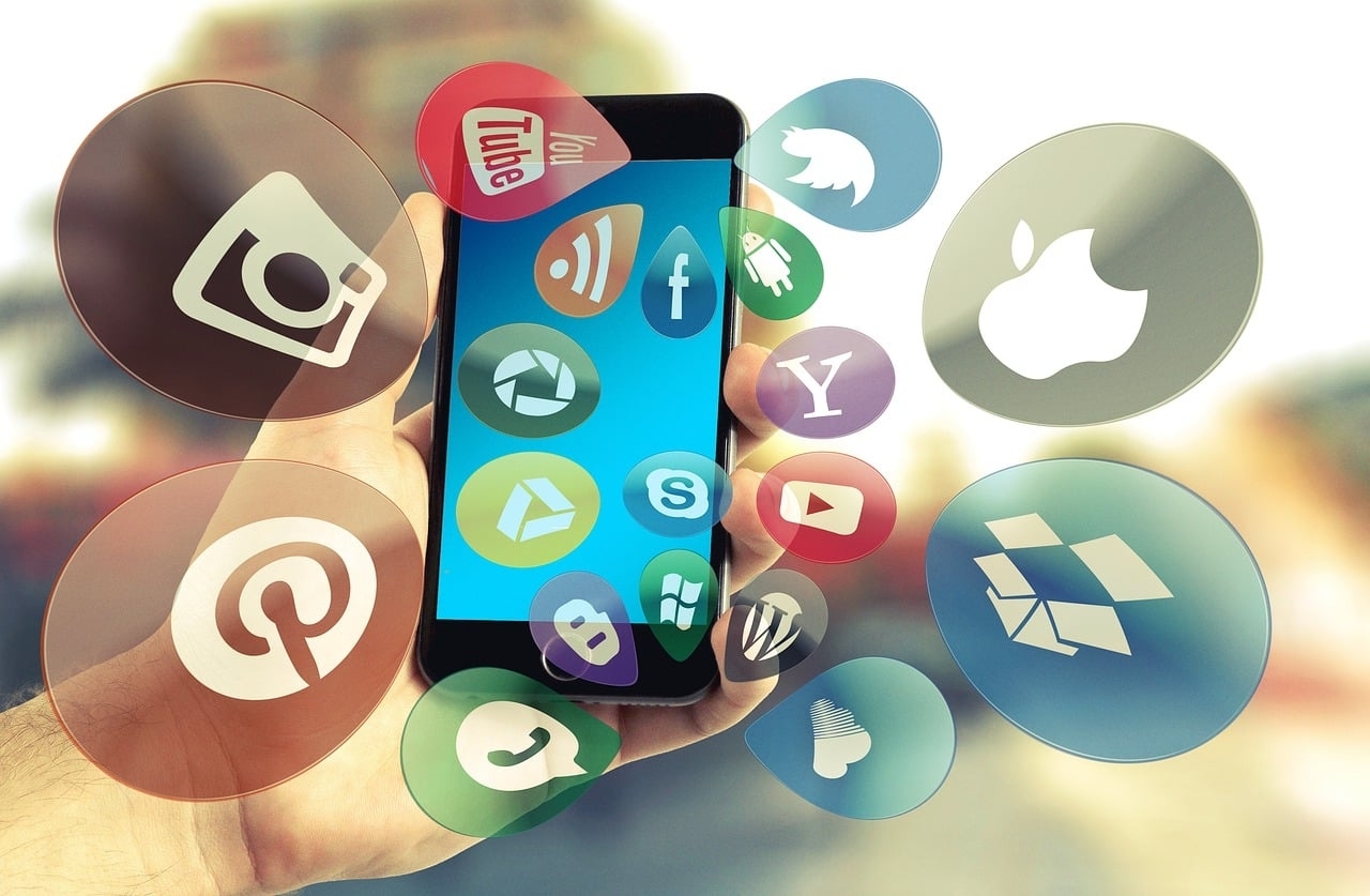 Handy mit Symbolen verschiedener Apps