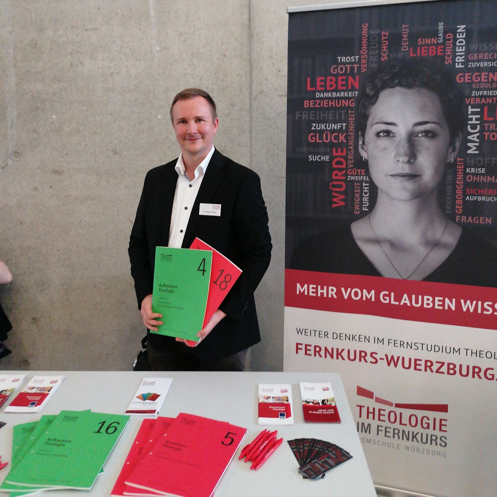 Dr. Daniel Greb am Stand von Theologie im Fernkurs