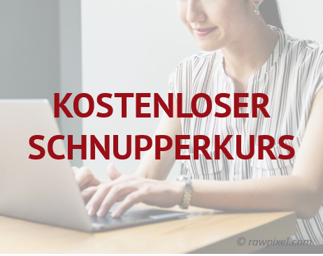 zufrieden schauende Studentin sitzt am Laptop, Schriftzug kostenloser Schnupperkurs