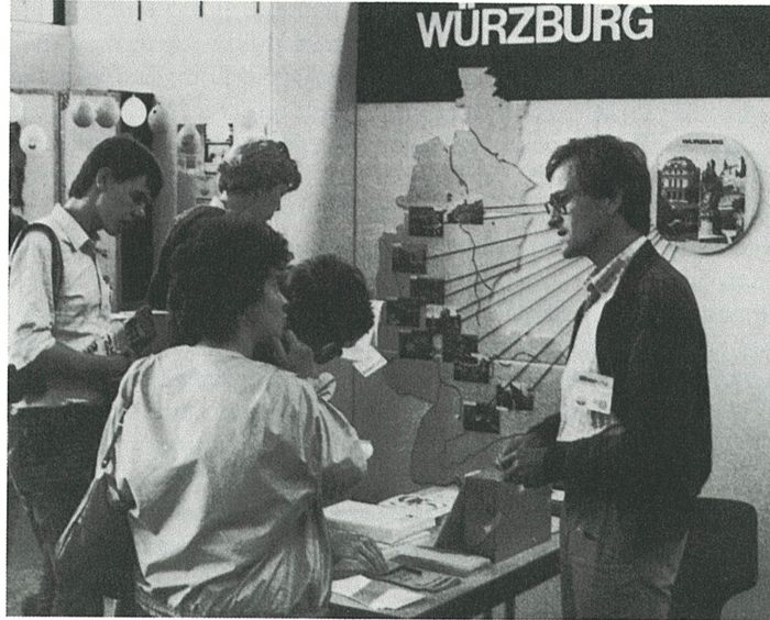 Studienleiter Jochen Deitert informiert an einem Stand über Theologie im Fernkurs