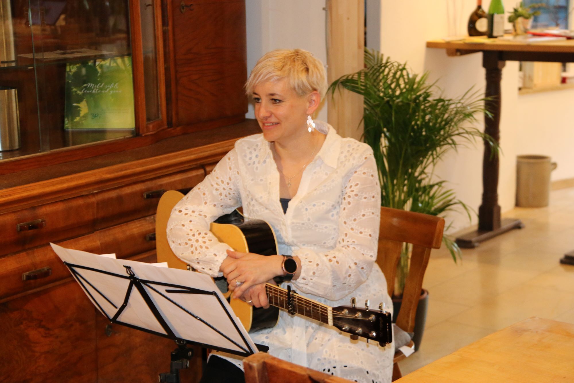 Karla Amore musiziert zur Verabschiedung ihrer Kollegin