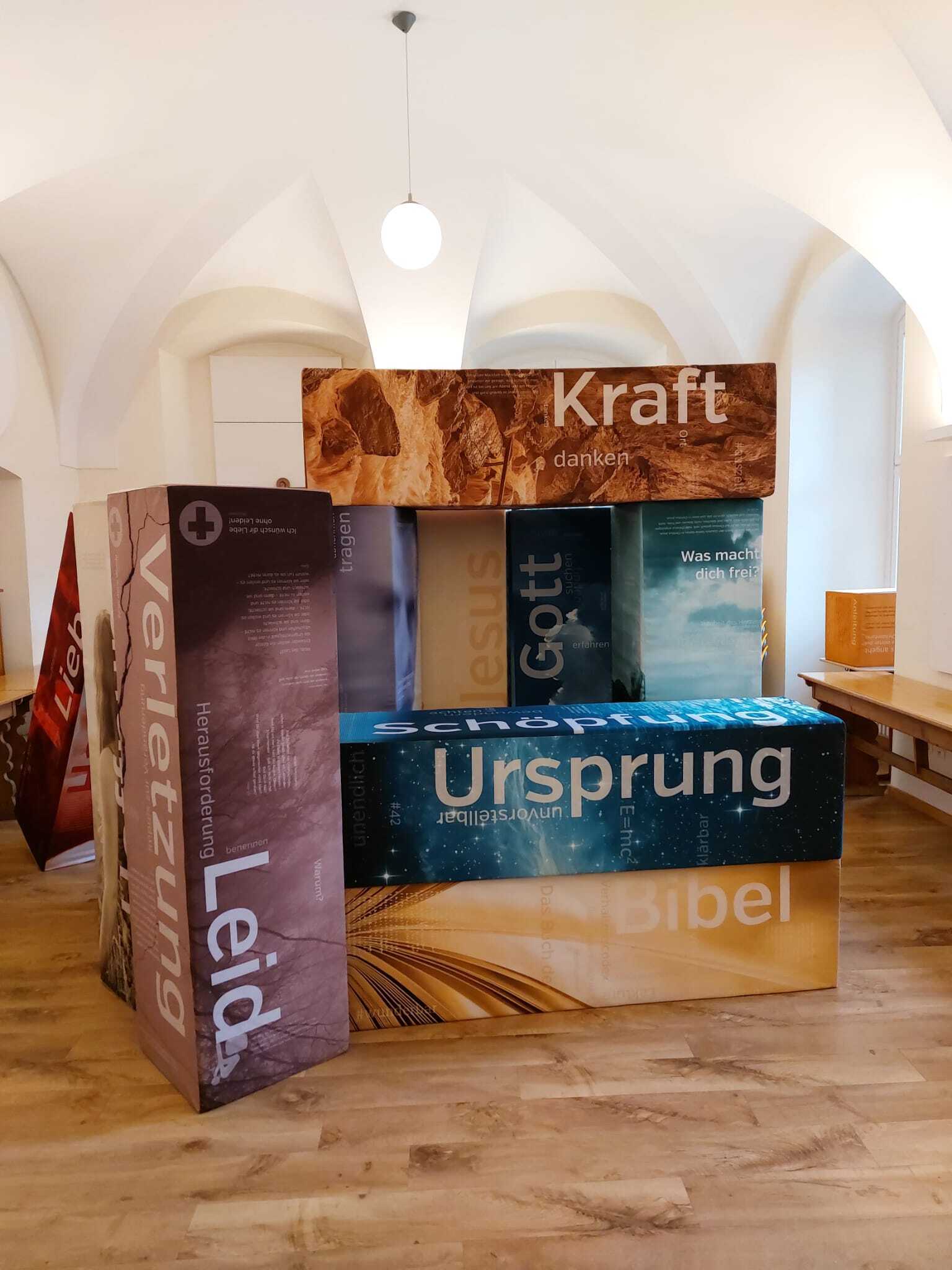 Elemente der Ausstellung „Was uns angeht. Große Worte des Christentums“