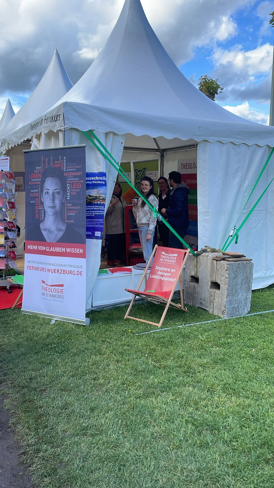 Stand auf der Kirchenmeile, Bild: Theologie im Fernkurs