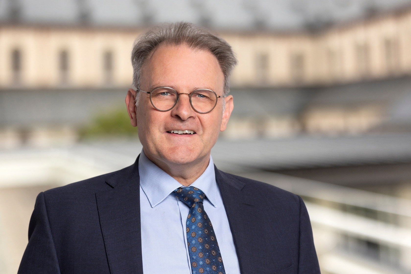 Dr. Rainer Dvorak am Schreibtisch (kurz vor dem Auszug aus dem Büro)