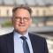 Dr. Rainer Dvorak am Schreibtisch (kurz vor dem Auszug aus dem Büro)