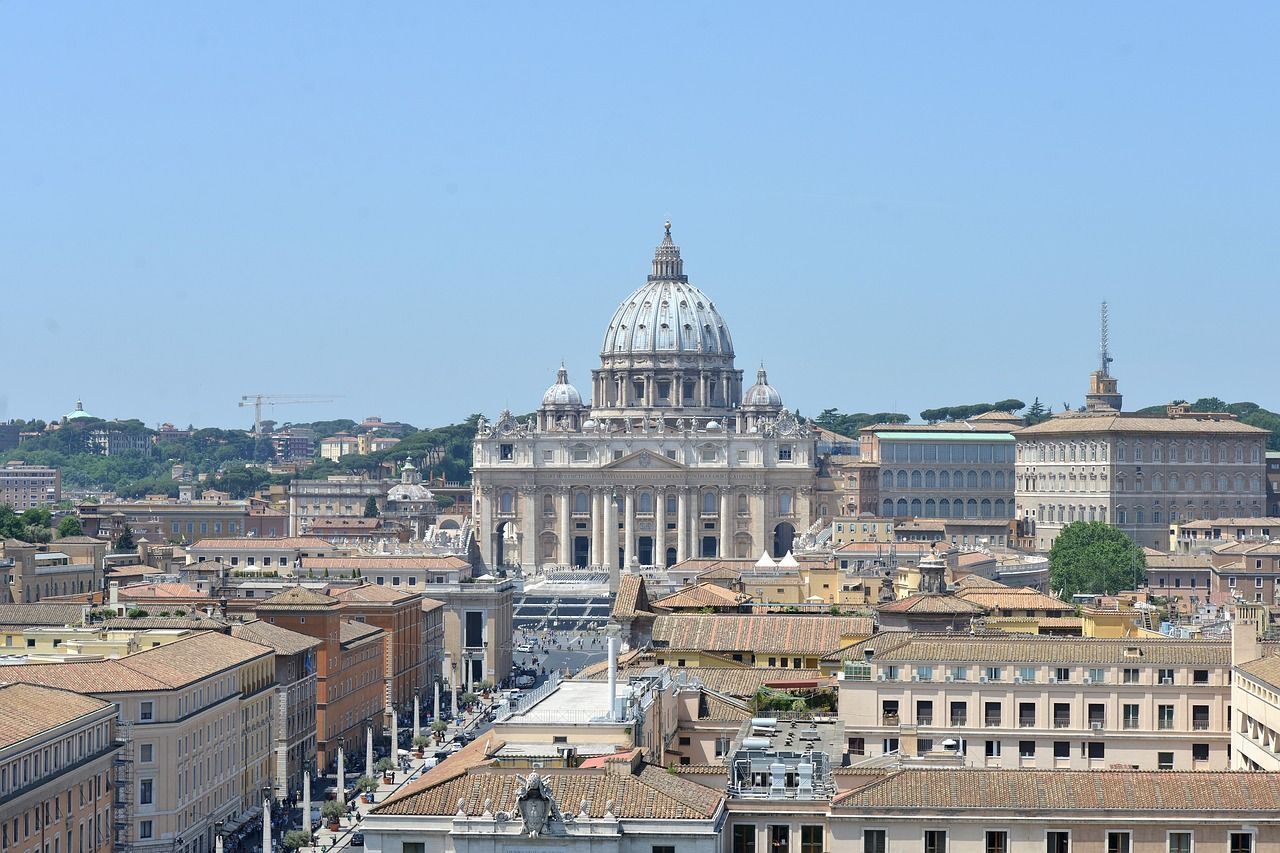 Blick über die Dächer von Rom auf den Petersdom