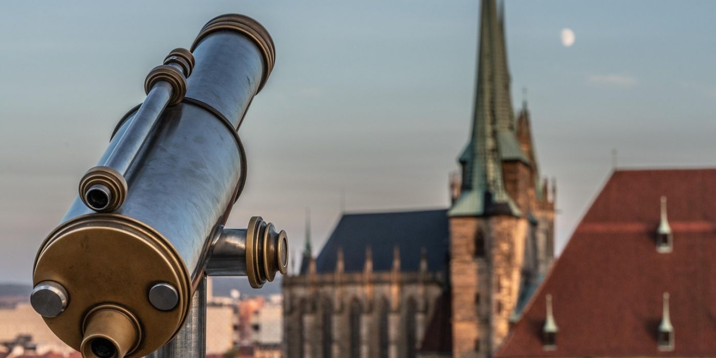 Fernrohr vor der Kulisse des Erfurter Doms