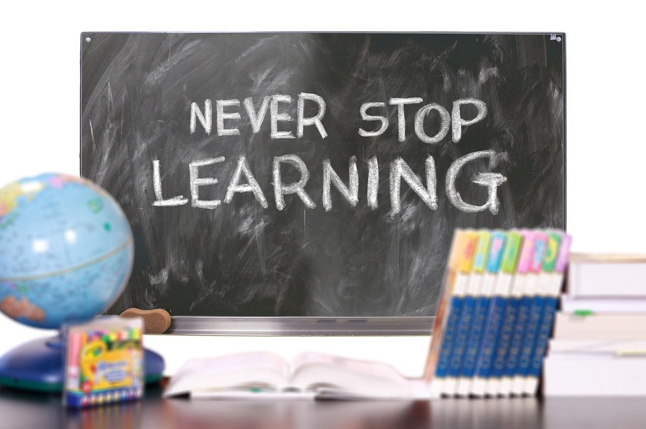 Tafel mit Aufschrift "NEVER STOP LEARNING", Geralt via pixabay
