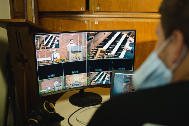 Bildschirm, auf dem die übertragenen Livebilder des Gottesdienstes zu sehen sind