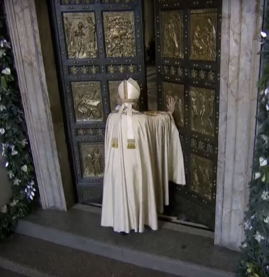 Papst Franziskus öffnet die Heilige Pforte 2015.
