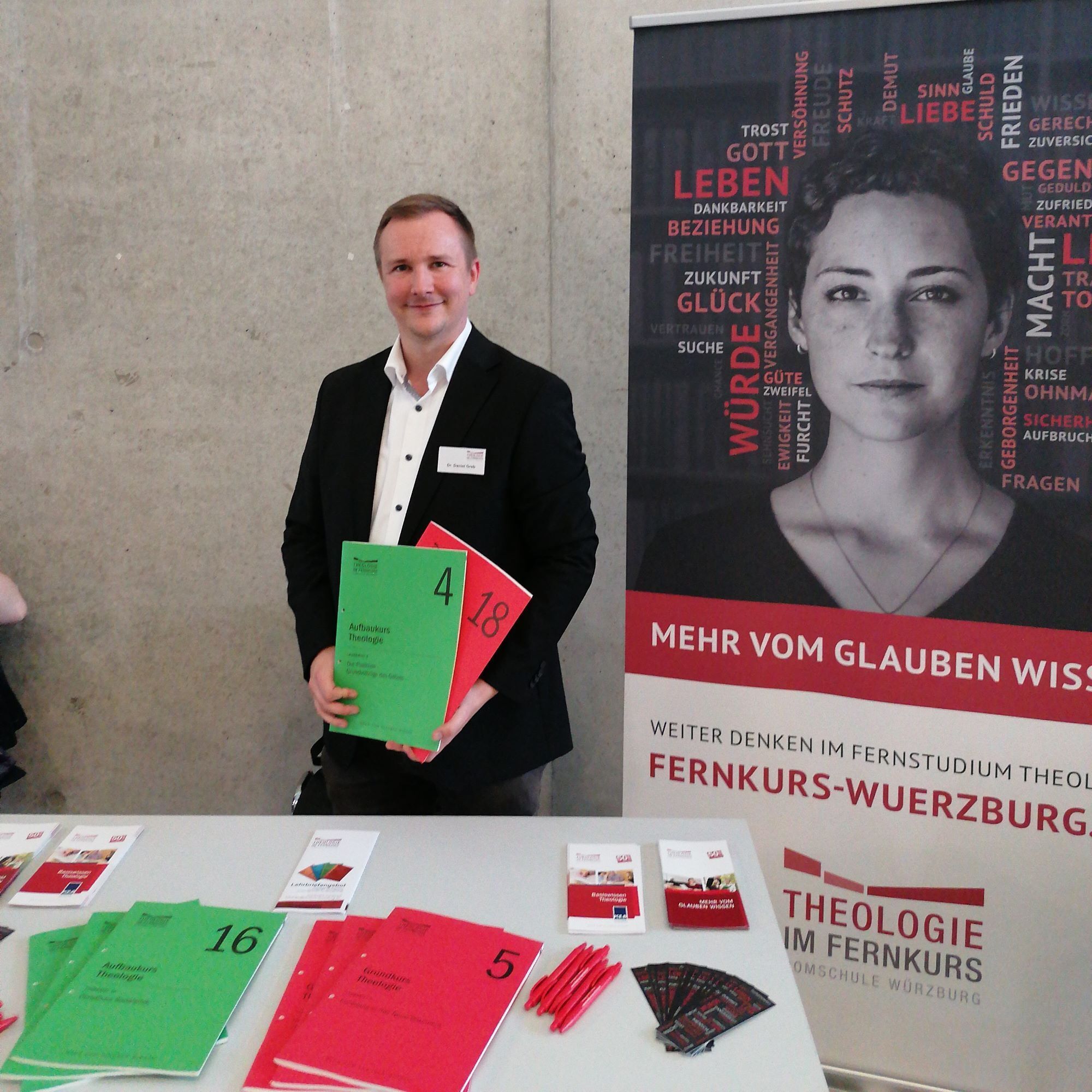 Dr. Daniel Greb am Stand von Theologie im Fernkurs