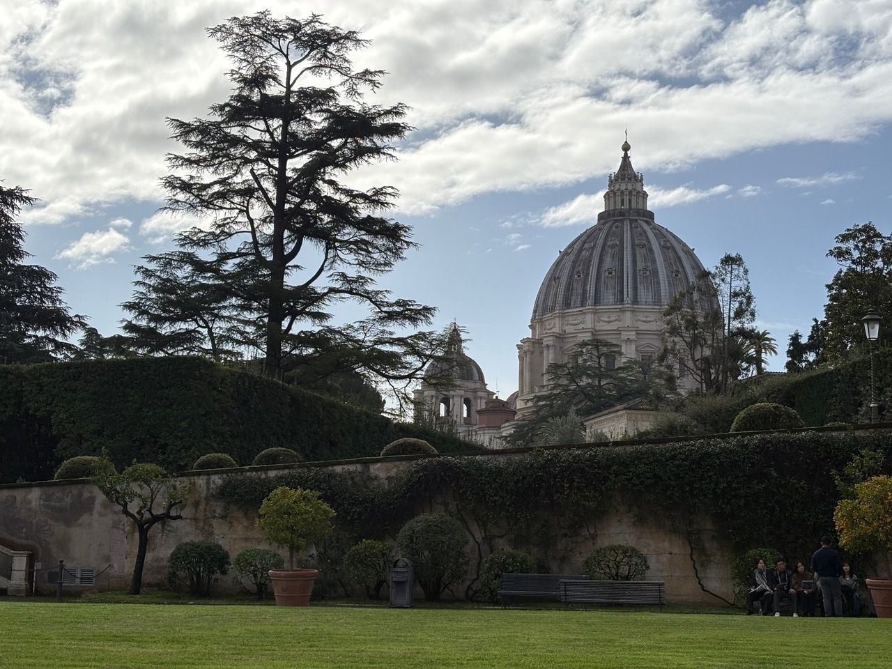 Blick auf den Petersdom aus den Vatikanischen Gärten