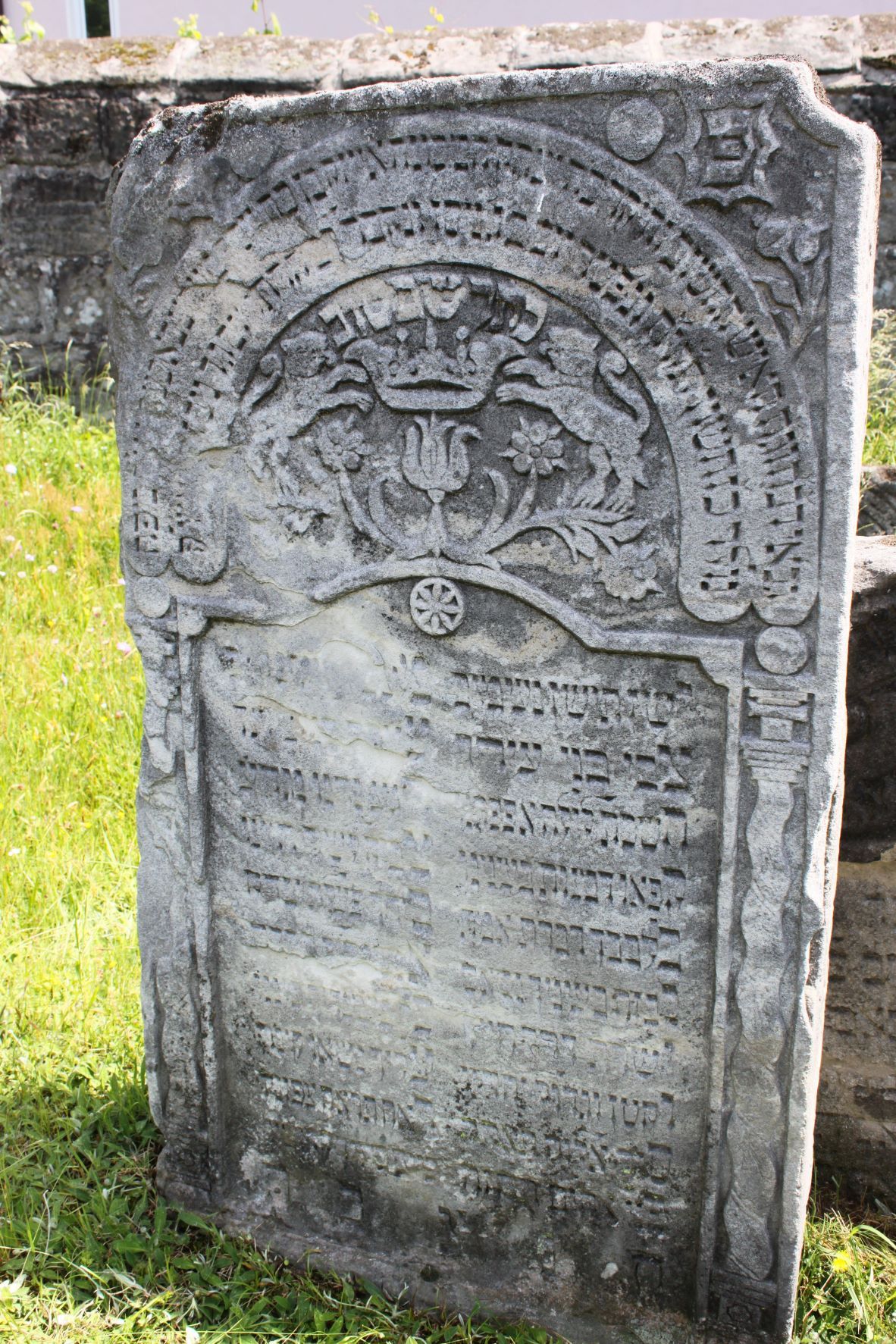 Grabstein auf dem Friedhof in Baiersdorf.