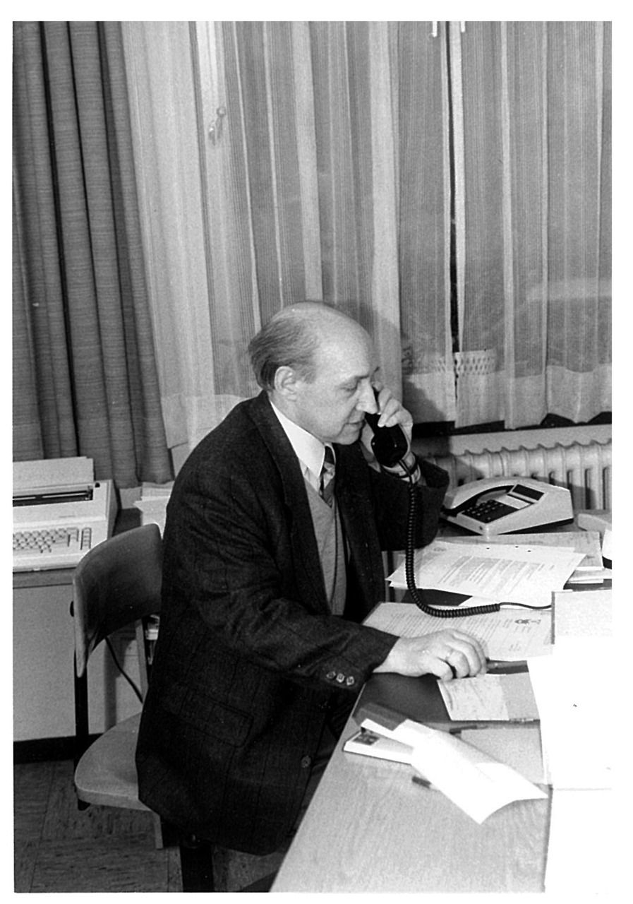 Büroleiter Alfons Reinhardt am Telefon