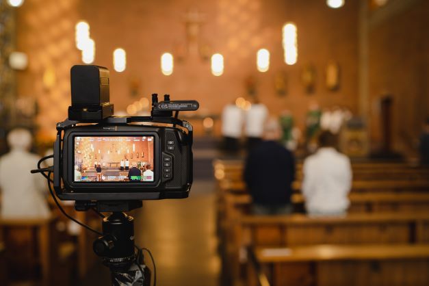 Kamera und Aufnahmetechnik während eines Gottesdienstes