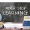 Tafel mit Aufschrift "NEVER STOP LEARNING", Geralt via pixabay