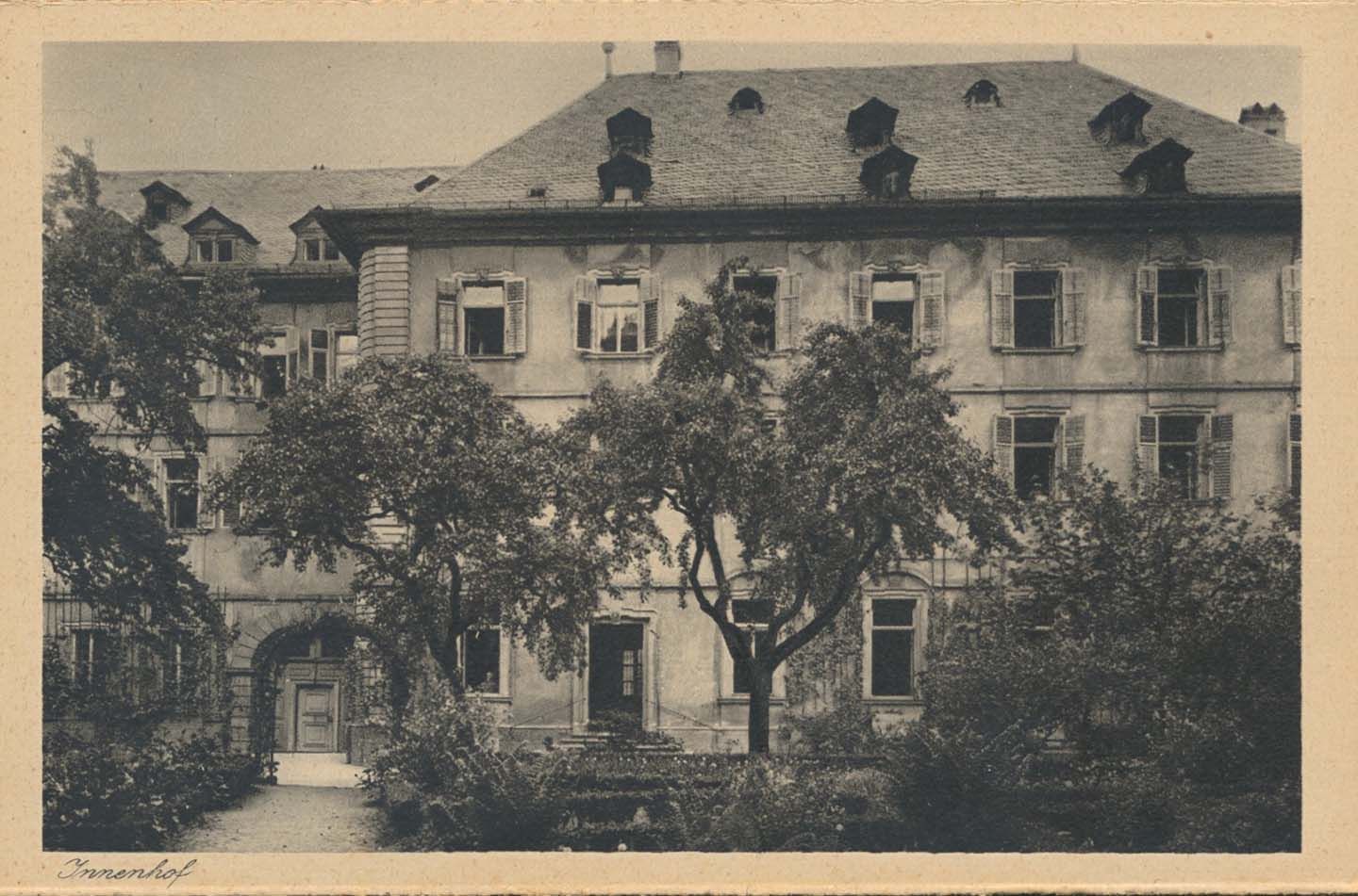 Mittelbau des Nordflügels des Würzburger Priesterseminars zum Innenhof