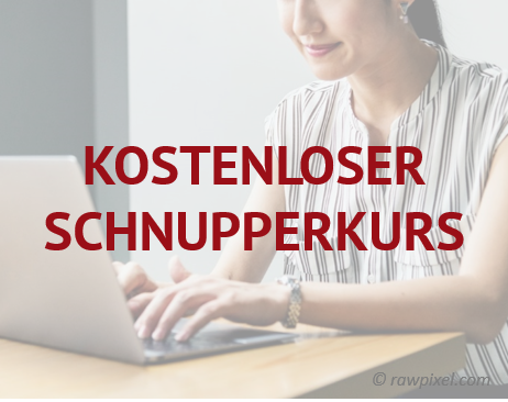 zufrieden schauende Studentin sitzt am Laptop, Schriftzug kostenloser Schnupperkurs