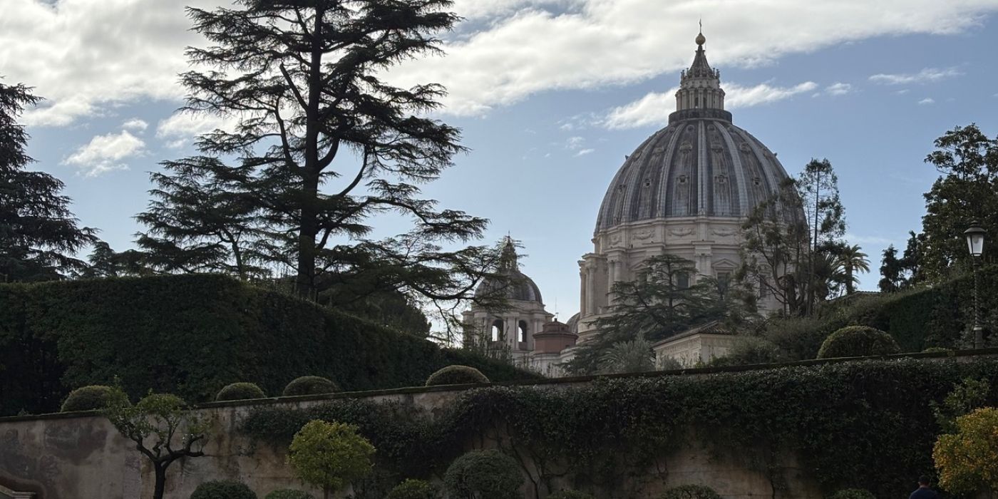 Blick auf den Petersdom aus den Vatikanischen Gärten