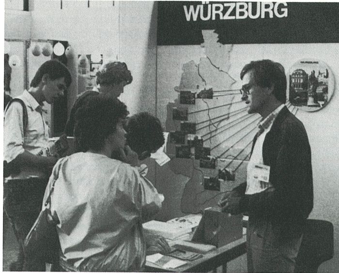 Studienleiter Jochen Deitert informiert an einem Stand über Theologie im Fernkurs