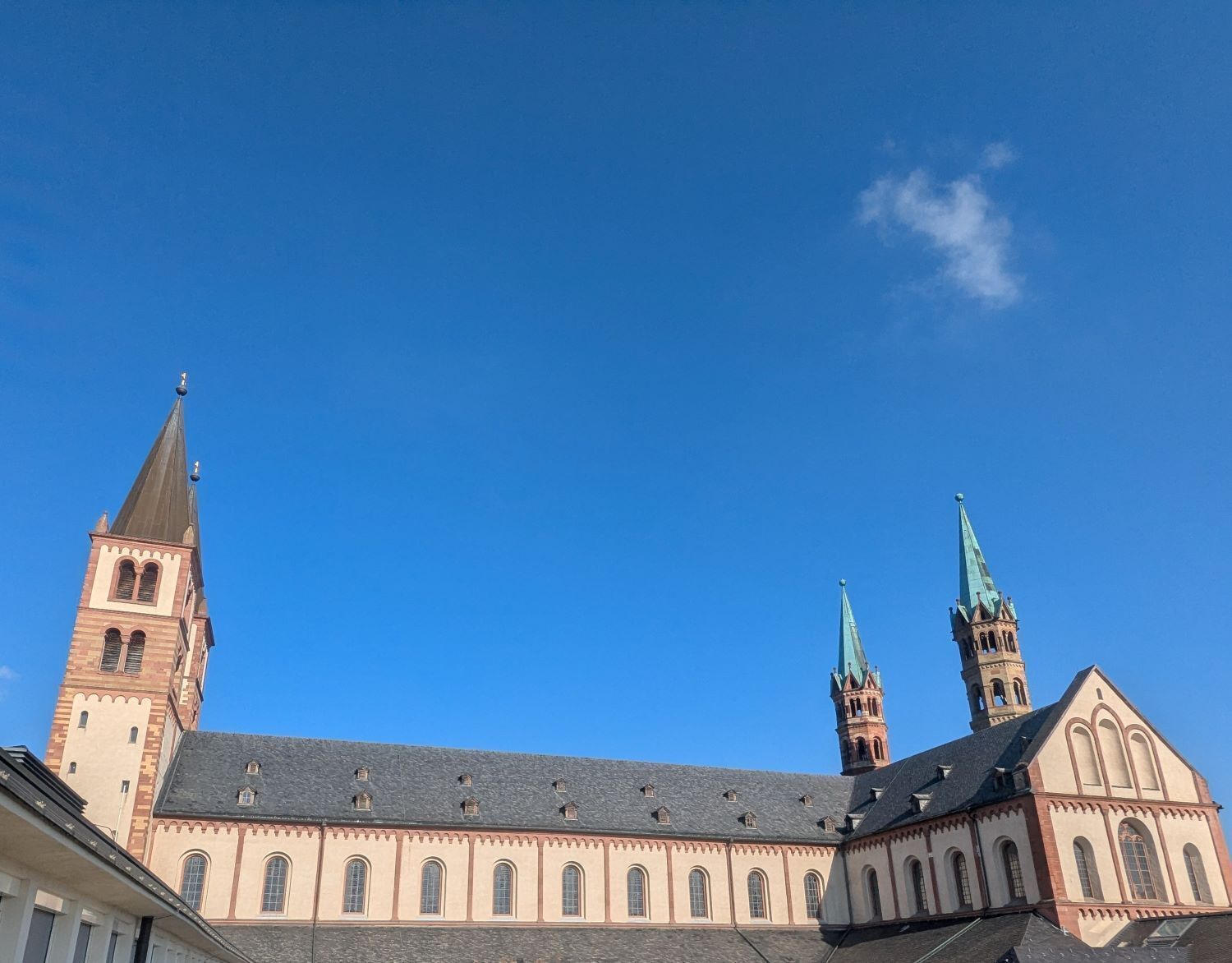 Blick auf die Südseite des Würzburger Doms