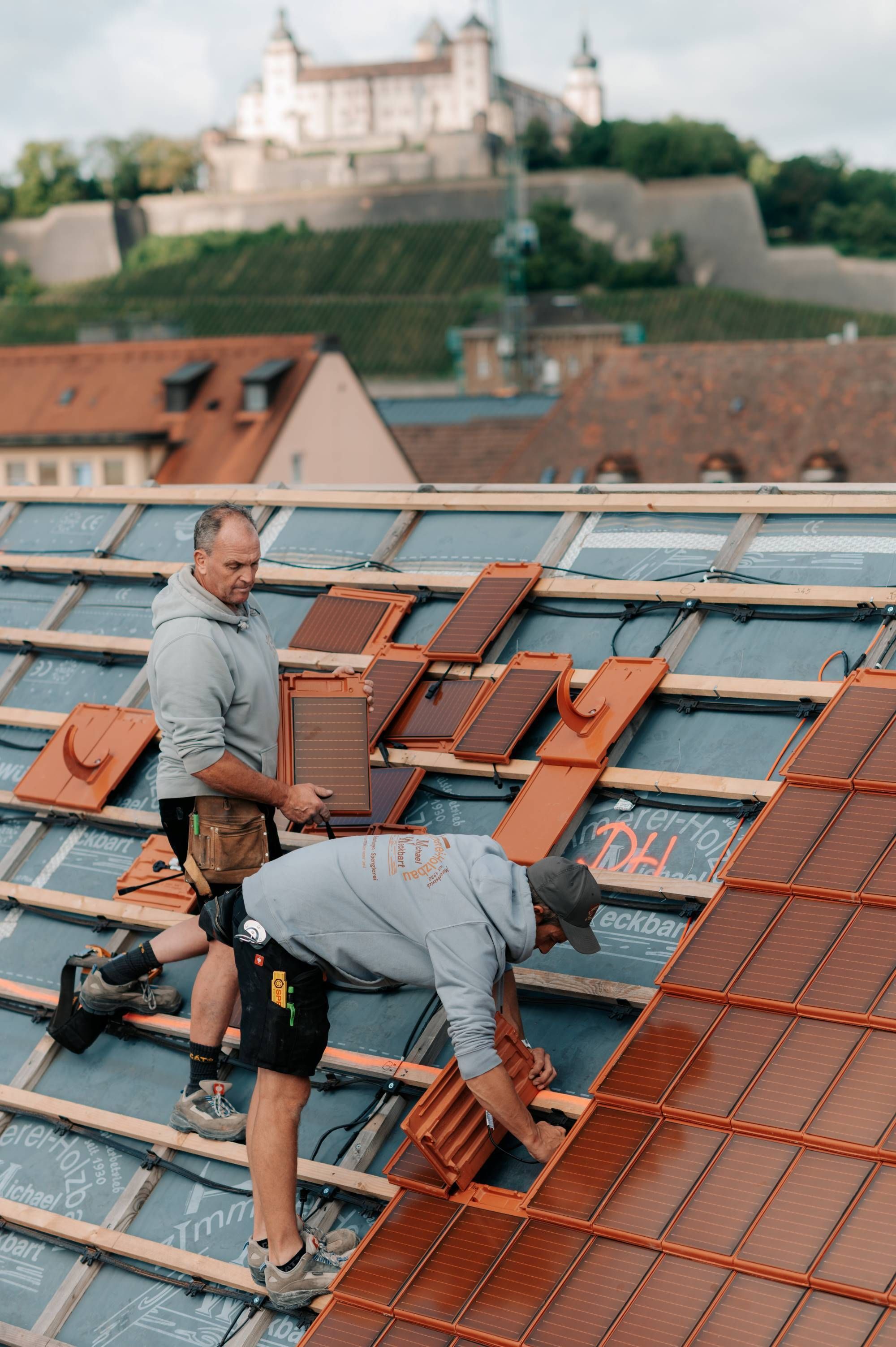 Solarziegel werden auf dem Dach des Klosters der Erlöser Schwestern gelegt